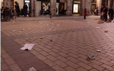 Plastiko eta zabor ugari lurrean