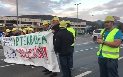 [BIDEOA] San Antonioko zenbait auzotarrei ez zaie nahikoa iruditu Aldundiak iragarritako errotonda eta goi-pasabidea