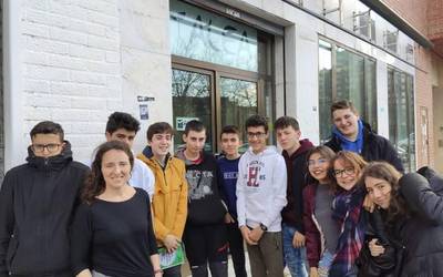 Ekialdea institutuko ikasleek ALEAren bulego berria ezagutu dute