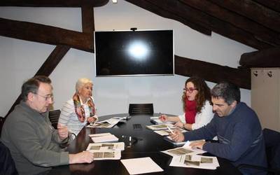 Irisgarritasunaren arloan egin beharreko lanak mahaigaineratu dituzte Udalak eta Azkoitia Lagunkoiak