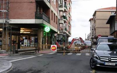 Trafiko-mozketa Bidebarri kalean, saneamendu-lanengatik