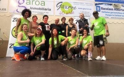Zumba saio solidarioak dantzariz bete zuen Olaizaga kiroldegia
