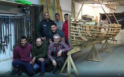 [BIDEOA] 'Hiru anai' batel historikoaren erreplika ari da egiten Beduola