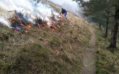 Azken bi asteburuotan larreak erretzen aritu dira Arantzan