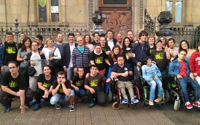 Geu Bek eskerrak eman dizkio Zugaza zinemari, 'Especiales' filmagaz egingo duen aurre-estreinaldi solidarioagatik