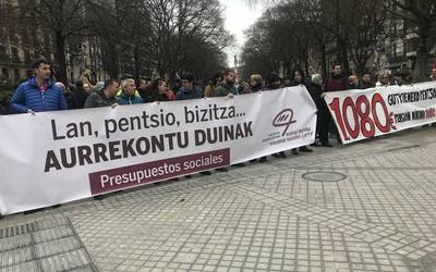 Aurrekontu "antisozialen" kontra elkarretaratzea egin dute ELAk eta LABek