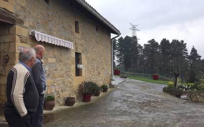 Mallabiko Ariño eta Ariño Etxebarri baserriak argindar linea biren erdian harrapatuta geratuko dira