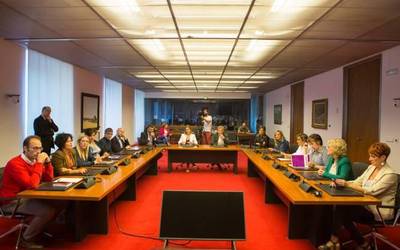 Erlijio ikasgaiaren ordutegia ahalik eta gehien murrizteko eskatu dio parlamentuak gobernuari