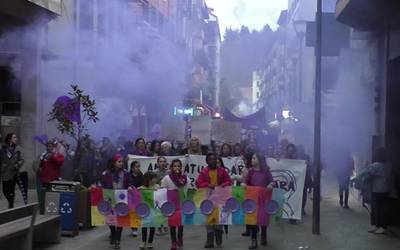Eskualde mailako  manifestazioa egin zen aldarrikapenez eta kolorez betea