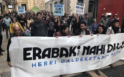 Eusko Jaurlaritza galdeketa oztopatzeko ahaleginetan dabilela dio Erabaki plataformak