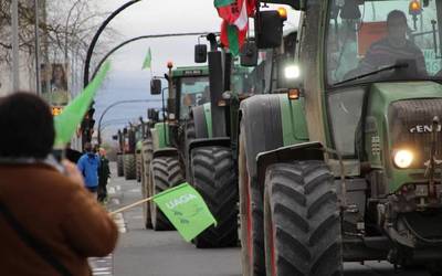 Arabako nekazariek sektorearen etorkizunaren aldeko traktorada egin dute
