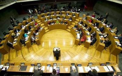 Nafarroako Parlamentuak jarduera guztia etetea erabaki du, mahai eta eledunen batzarra izan ezik