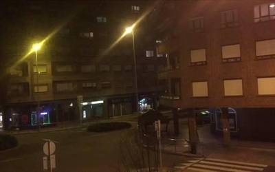 Txalo zaparradak Durangaldeko balkoietan, osasun publikoko beharginen lana goretsi eta eskertzeko