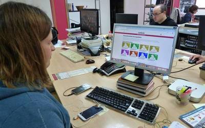 ANBOTOk eta TOKIKOMek erakunde publikoen zerbitzura ipini dituzte haien baliabideak, herritarrak informatzen laguntzeko