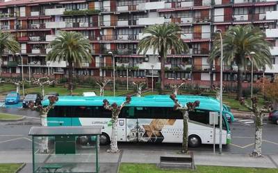 Autobusak eta taxiak ezingo dira esku diruarekin ordaindu