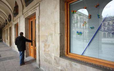 Herritarrei laguntzeko bulegoen zerbitzua telefonoz zentralizatuko dute