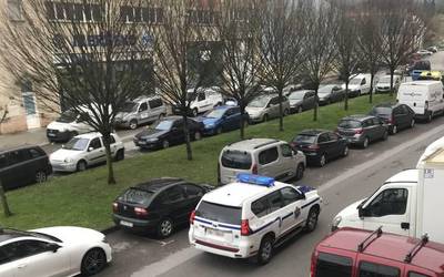 Baimendu gabeko joan-etorriak saihesteko kontrolak egiten dabil Ertzaintza