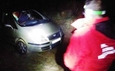 Erreniega mendian, kotxea lokatzean sartuta, familia bat erreskatatu dute foruzainek