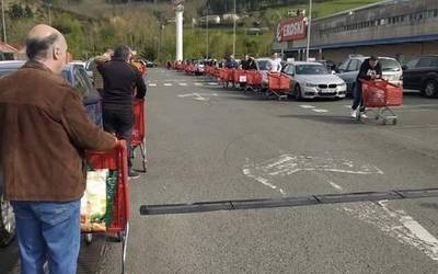 Ilara luzeak supermerkatu eta dendetan konfinamenduaren seigarren egunean