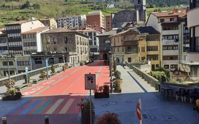 Bi gazte salatu dituzte, kalean arrazoi barik ibiltzeagatik