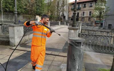 Egunero desinfektatzen dituzte kaleak eta hiri altzariak