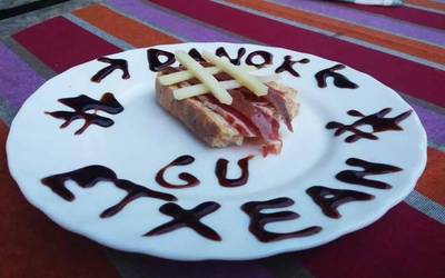 Alex Azpiriren 'Denak etxera' pintxoak irabazi du ANBOTOren pintxo lehiaketa