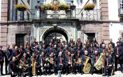 Elizondoko Recreo musika bandaren entseguan 'La dominguera' kantua