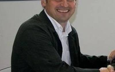 Mikel Legarra: "Inportantea da gertuko hildakoei agur minimo bat egitea"