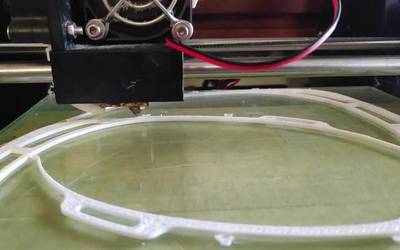 3D inprimagailuarekin osasun langileentzako biserak inprimatzen