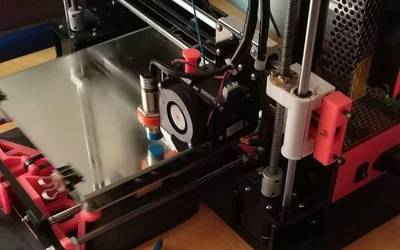 3D inprimagailuekin EPI biserak egiten ari dira UKUEko Open Lab-eko kideak