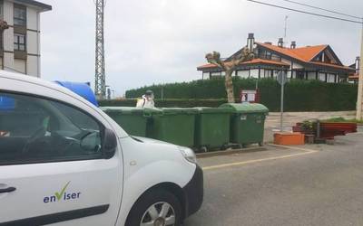 Jende gehien dabilen lekuak desinfektatzailez garbitzen hasi da Barrikako Udala