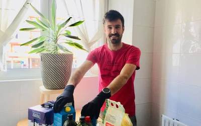 Abadiñon, 60 bat laguneko boluntario sarea osatu dute beharrizana duten herritarrei erosketak egin eta etxera eramateko