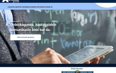 Eusko Jaurlaritzak irakasleen ordezkapenak eten dituela salatu dute