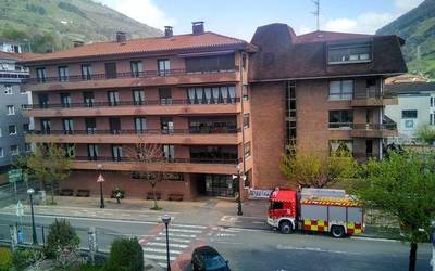 San Martin egoitza desinfektatzen ari dira suhiltzaileak