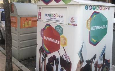 Erabilitako arropen bilketa bertan behera utzi dute