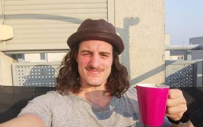 «Etxean geldituta bakar-bakarrik laguntzen ditugu bertzeak, ez da hain zaila»
