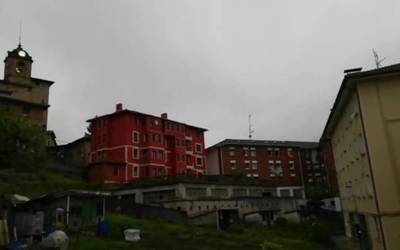 [BIDEOA] Durangaldeko balkoietatik "burrundada" entzun da Zaldibarko hondakindegian gertatutakoa argitzea eskatzeko