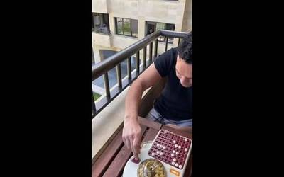 [BIDEOA] Iurretako auzokideek bingo kantatu dute balkoitik balkoira