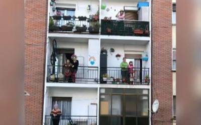[BIDEOA] Mozorrotuta balkoietara irten eta bideo umoretsua egin dute Iurretako Uralde kaleko bizilagunek