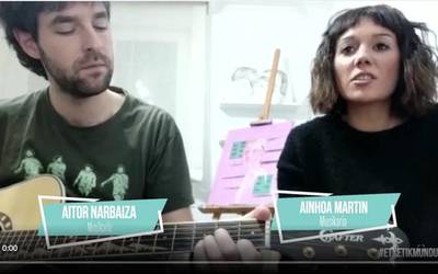 Ainhoa Martinen eta Aitor Narbaizaren musika, gaur #EtxetikMundura egitasmoan