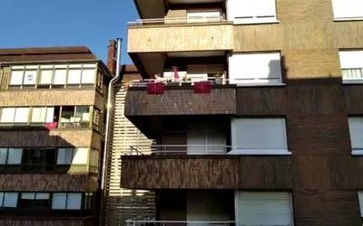 [BIDEOA] Aste Santuko prozesioak balkoietan ospatu dituzte Traña-Matienan
