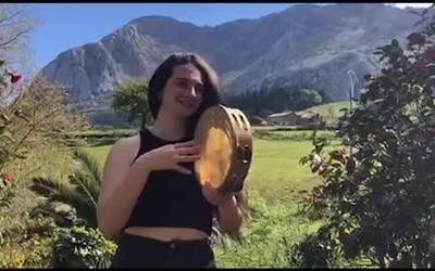 [BIDEOA]: Aberri eguna balkoietan ospatzeko deia egin dute Atxondon