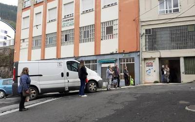 9. eguna. Juan Mari arraindegiaren ilaran: herria txiki geratu zenekoa