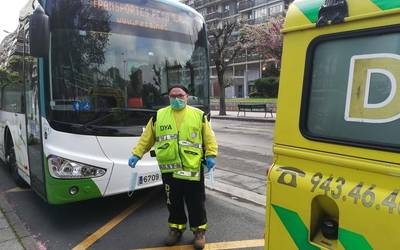 Maskarak banatu dituzte Arrasateko Garibai autobus geltokian