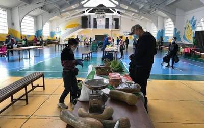 Jendetza hurbildu da Durangoko merkatu plazara ostera ere ateak zabaldu dituen egunean