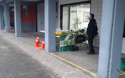 Baserritarrek Traña-Matienako merkatuan saltzeari berrekin diote gaur