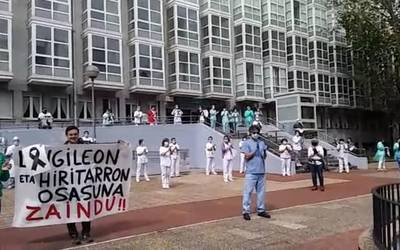 Caser egoitzako zaintzailearen heriotza salatu dute Gasteizko egoitzetan