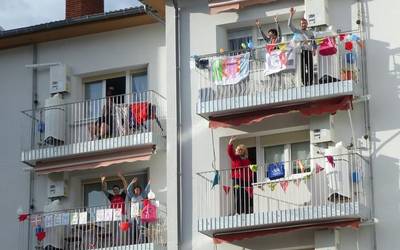 Komertzioek egoerari aurre egin nahi diote