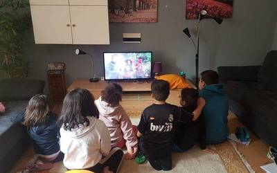 Leire Fernandez: "Egoera gogorra izaten ari da haurrentzat eta jakin behar dute beren familiek beraien bizitzaren parte izaten jarraitzen dutela"