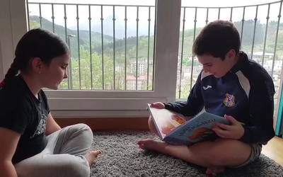 Liburuaren eguna ospatzeko Jakintza Ikastolako ikasle eta irakasleek bideo bat egin dute.